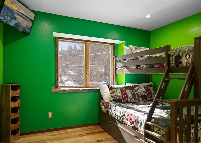 Four Season Escape, Cozy Big Bear Cabin With Pool, Jacuzzi & Sauna